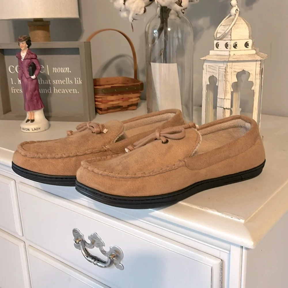 Isotoner Memory Foam Slippers Buckskin New